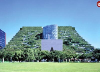 ساختمان مدرن ژاپنی که شبیه یک تپه جنگلی است، عکس