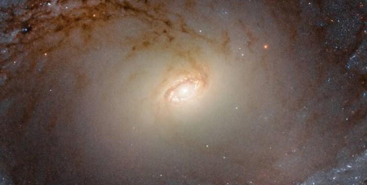 تصویر هابل از یک کهکشان خوار