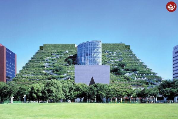 ساختمان مدرن ژاپنی که شبیه یک تپه جنگلی است، عکس